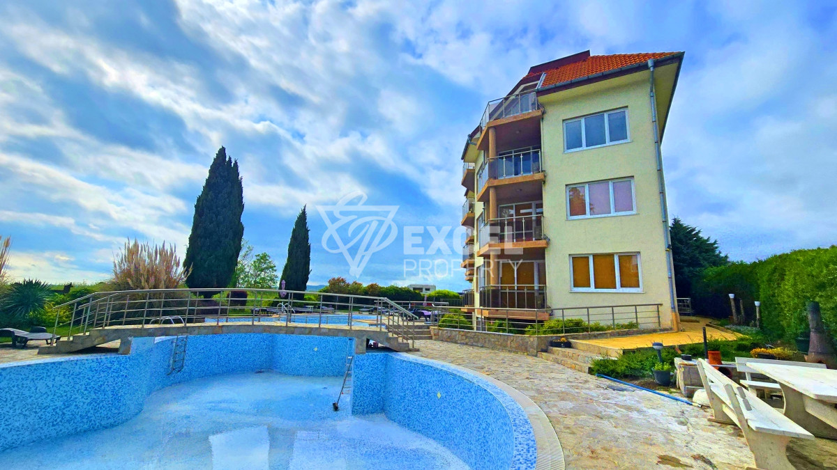 Two-bedroom, furnished apartment in a complex in Ravda with sea views