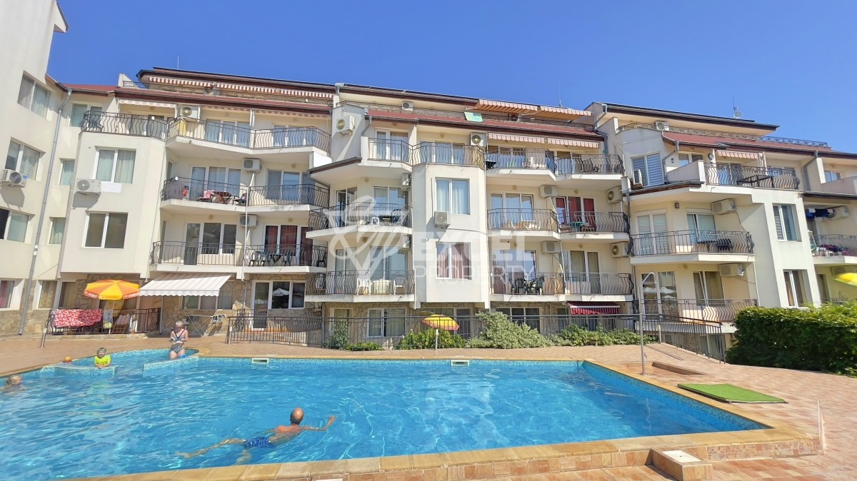 Two bedroom apartment in Saint Vlas on the ground floor meters from the beach.