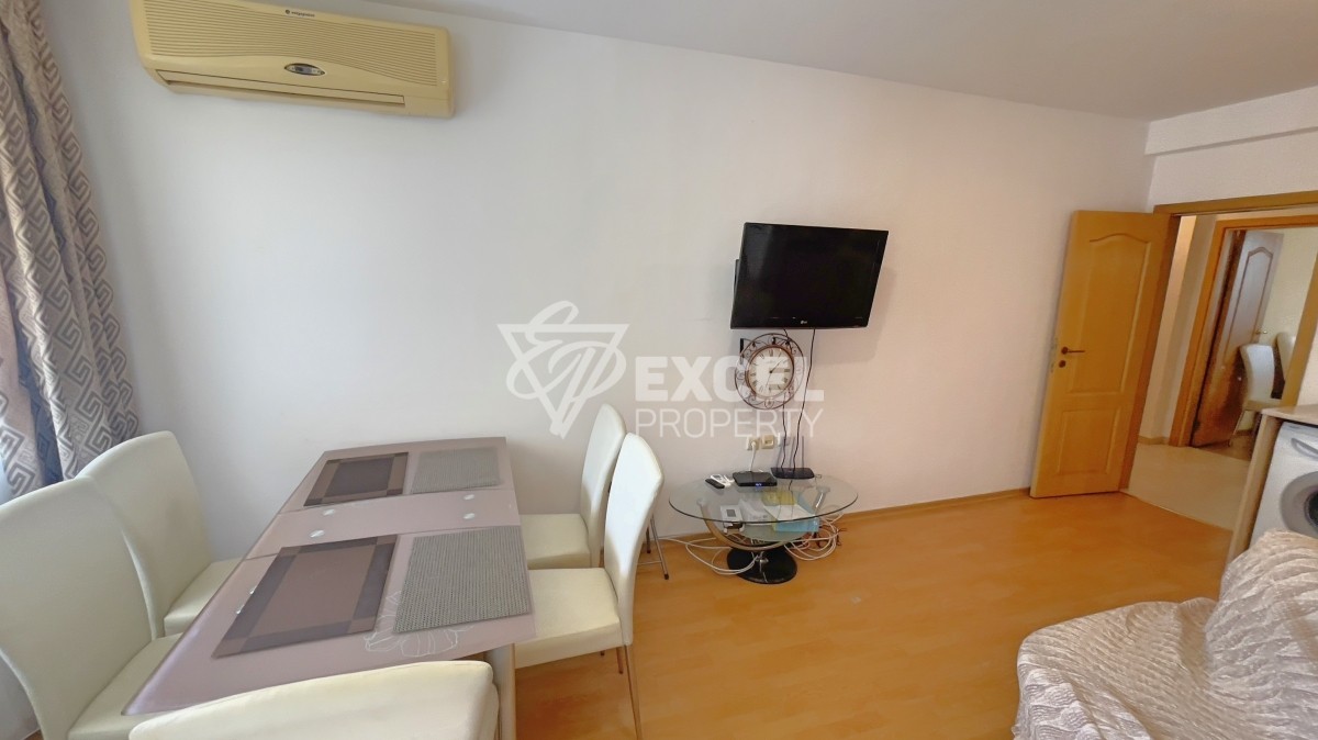 Two bedroom apartment in Saint Vlas on the ground floor meters from the beach.