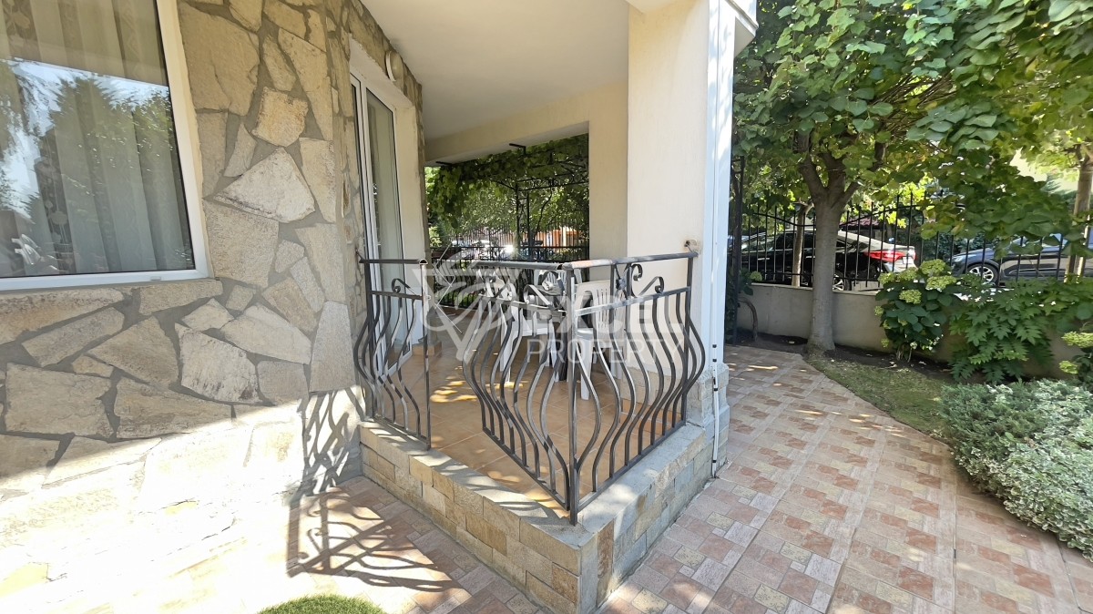 Two bedroom apartment in Saint Vlas on the ground floor meters from the beach.