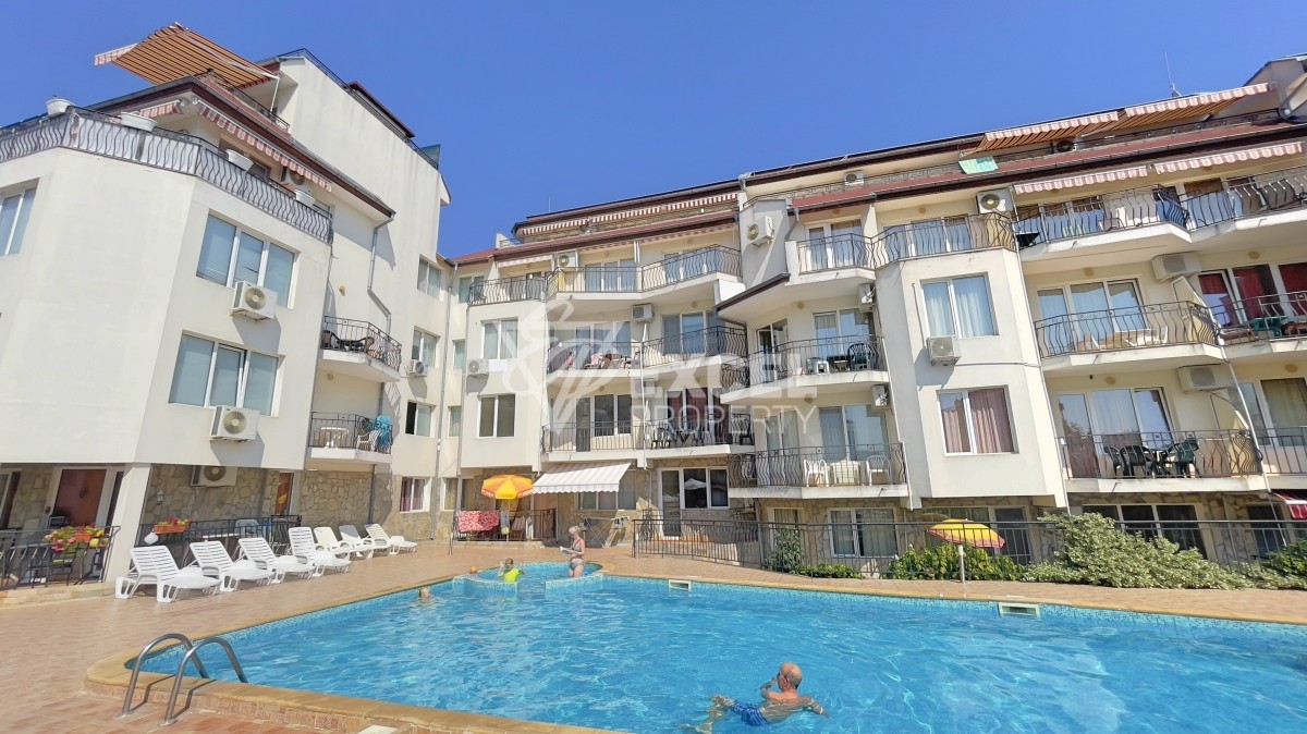 Two bedroom apartment in Saint Vlas on the ground floor meters from the beach.