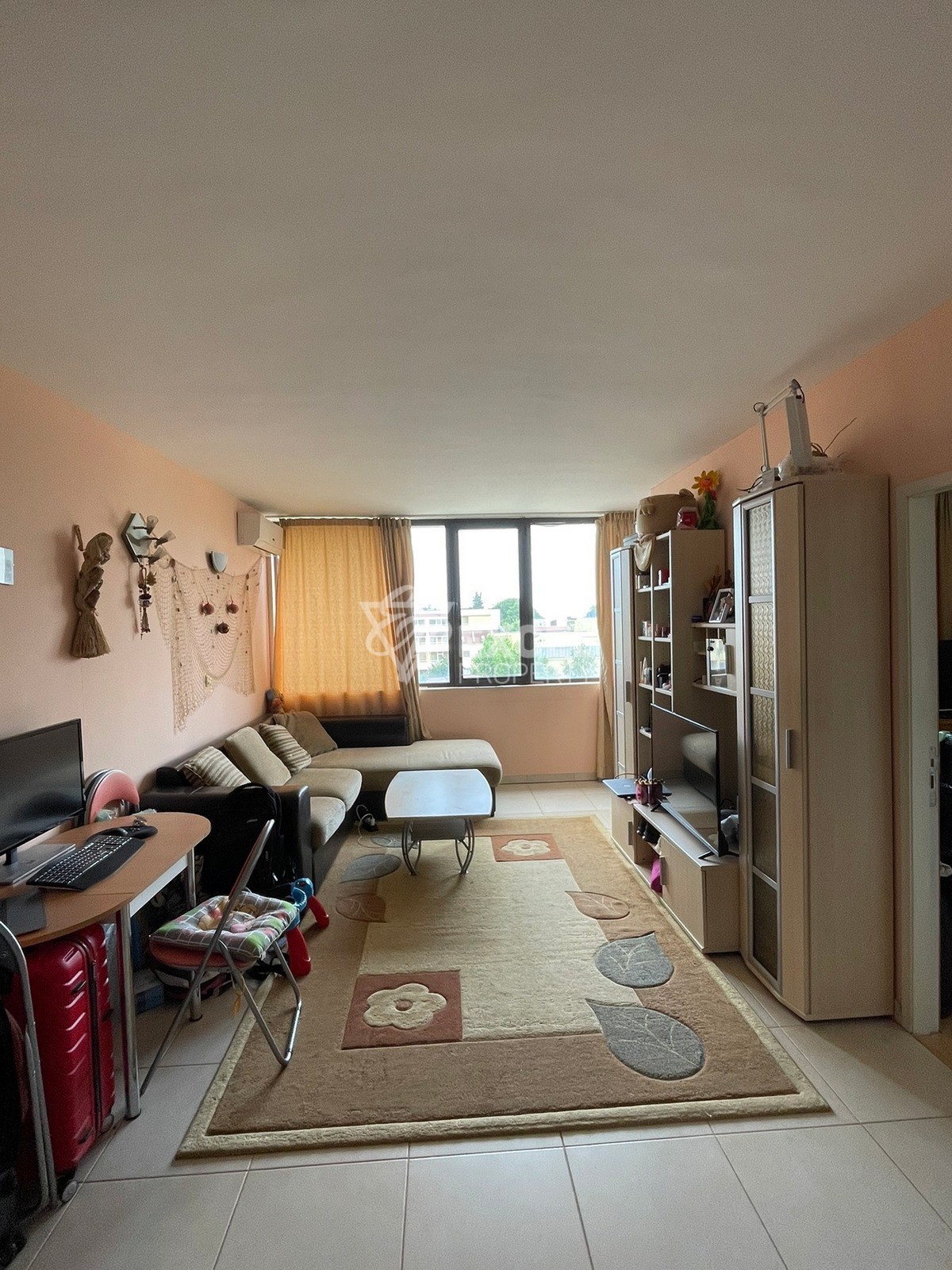 Furnished one-bedroom apartment, close to the center.