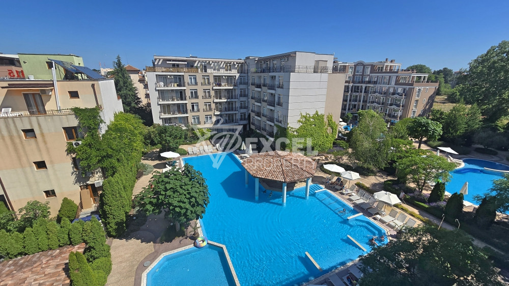 Apartment with two bathrooms and pool view in the elegant Dawn Park complex