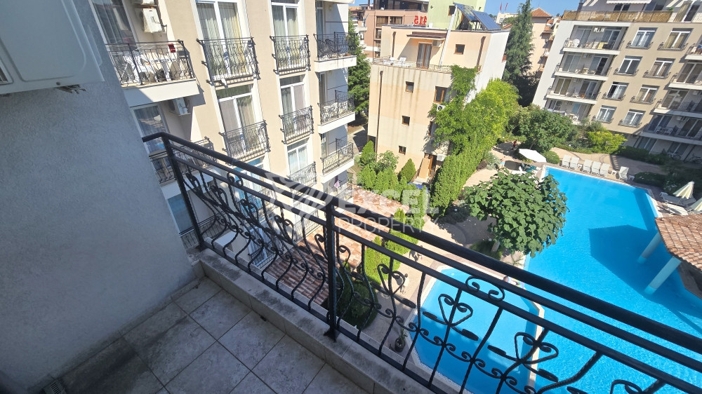 Apartment with two bathrooms and pool view in the elegant Dawn Park complex