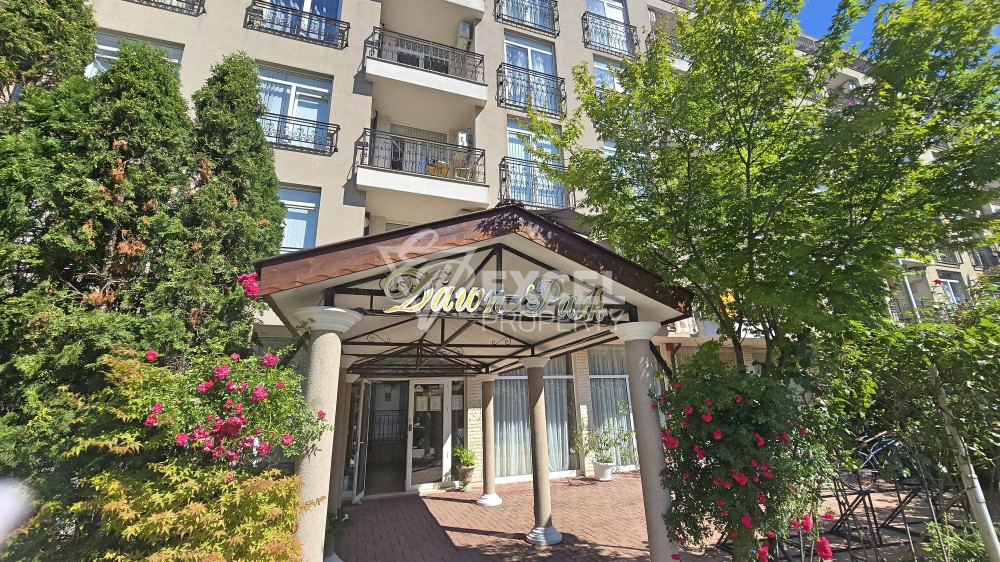 Apartment with two bathrooms and pool view in the elegant Dawn Park complex