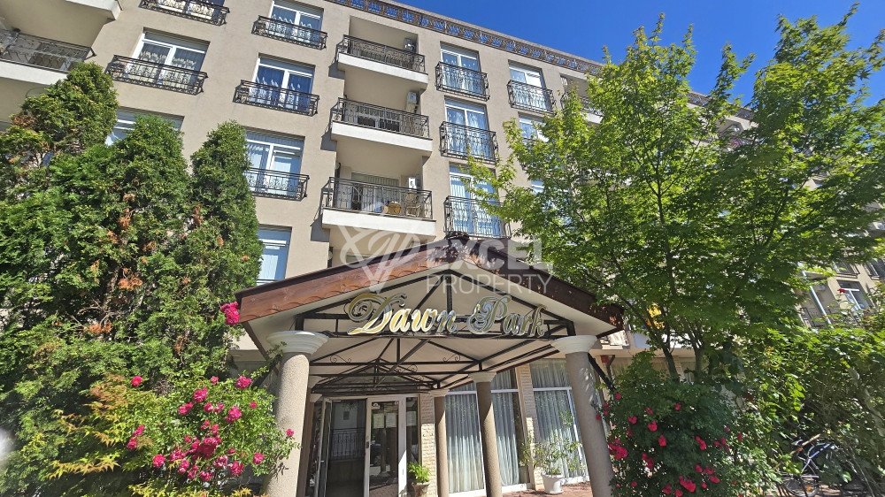 Apartment with two bathrooms and pool view in the elegant Dawn Park complex