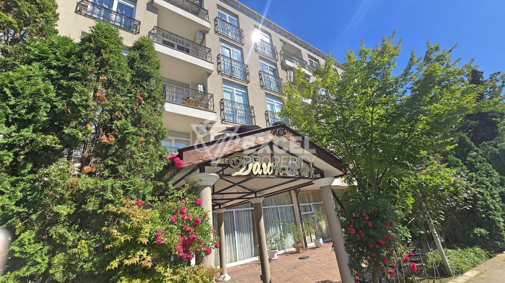 Apartment with two bathrooms and pool view in the elegant Dawn Park complex
