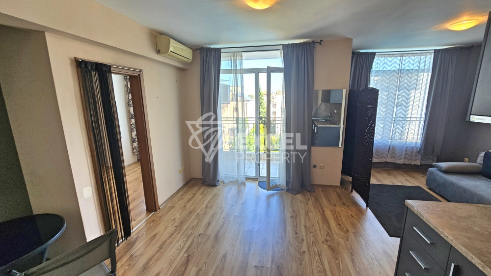 Apartment with two bathrooms and pool view in the elegant Dawn Park complex